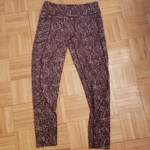 Yoga pants with pockets on hips